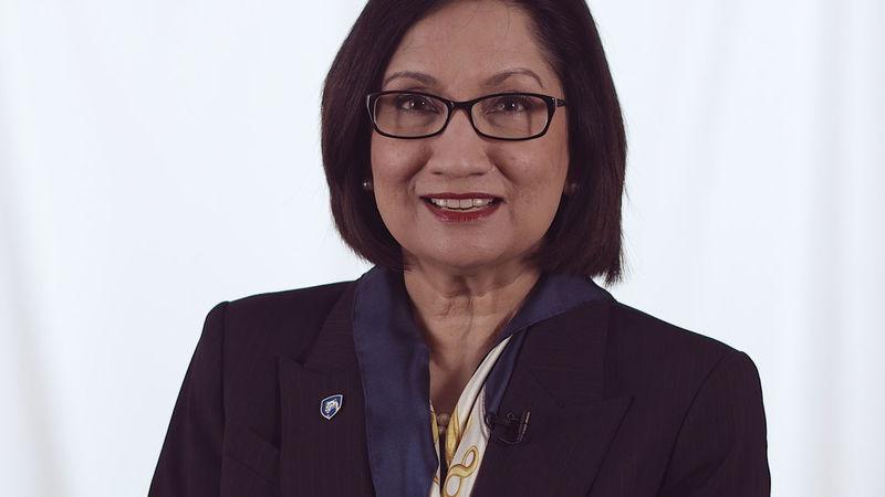 总统-elect Neeli Bendapudi greets Penn State community